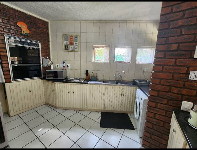 3 BEDROOM TOWNHOUSE FOR SALE IN MANABA BEACH